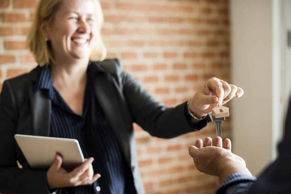 how long does it take to get real estate license agent handing home owner key